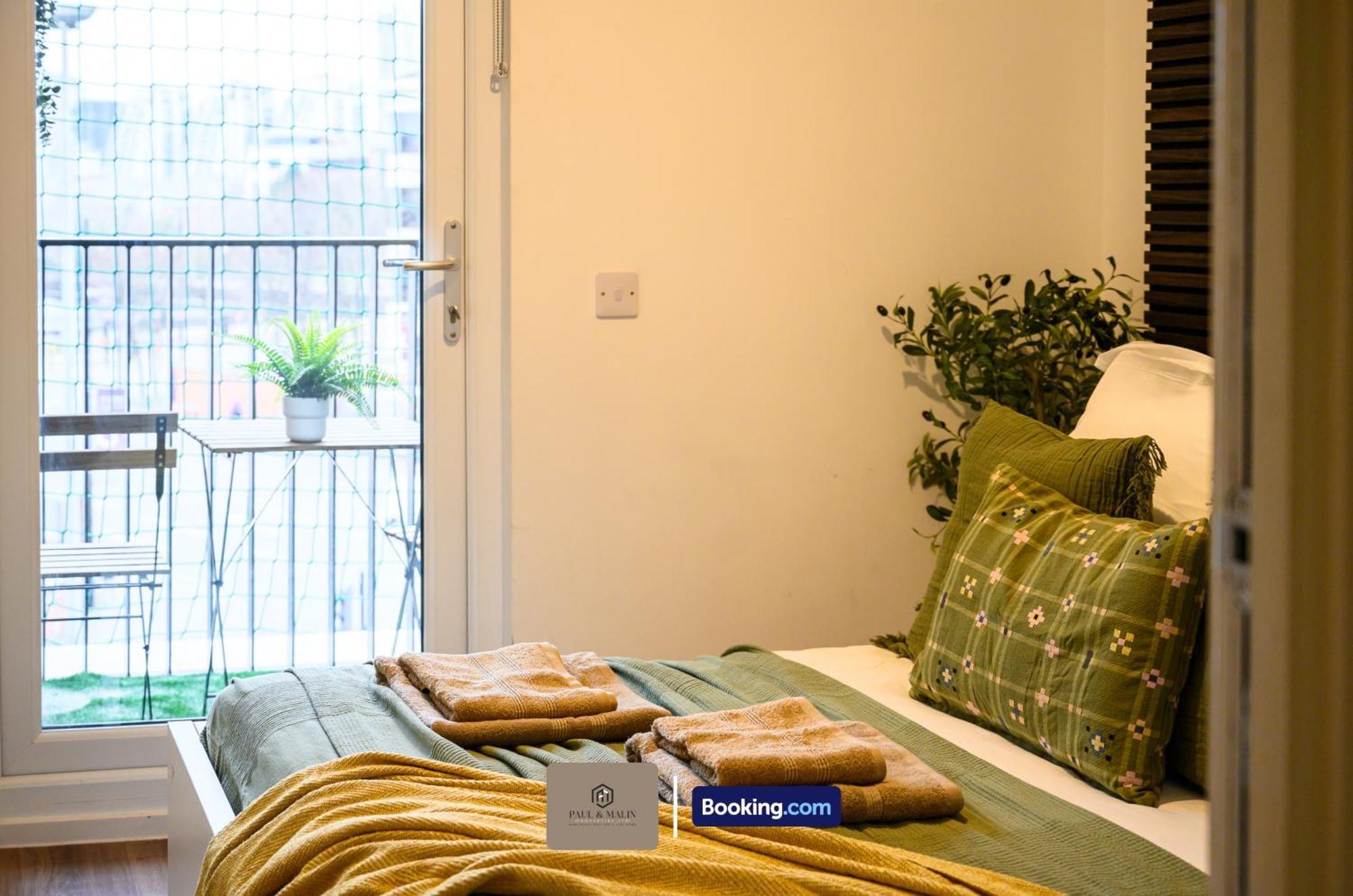 Apartment Modern 2 Bedroom By Paul & Malin Short Lets & Serviced Stretford With Free Parking & Gym Access Manchester