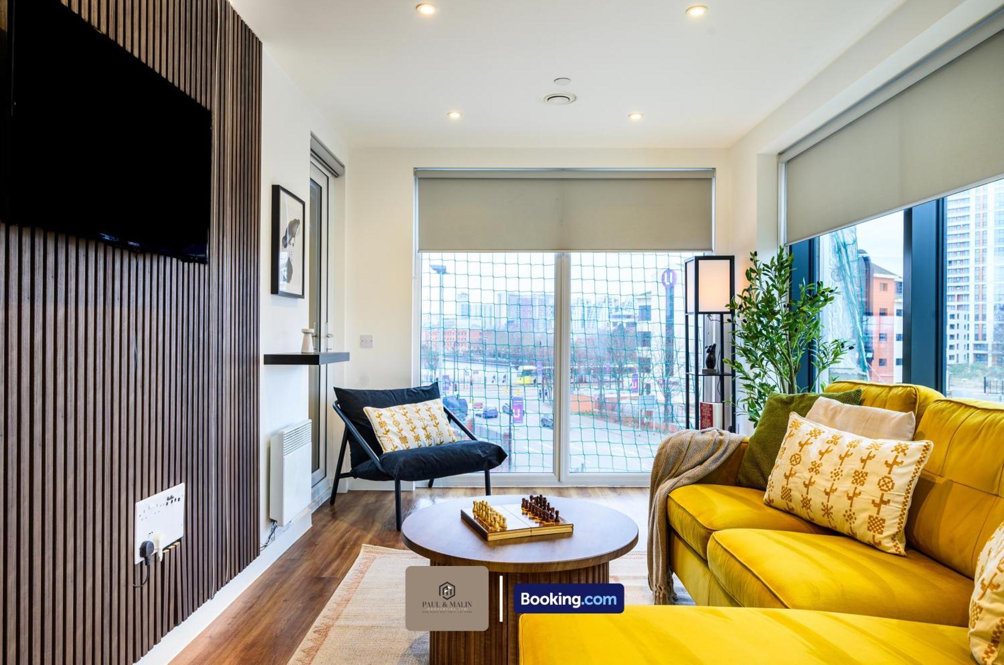 Modern 2 Bedroom By Paul & Malin Short Lets & Serviced Stretford With Free Parking & Gym Access Apartment