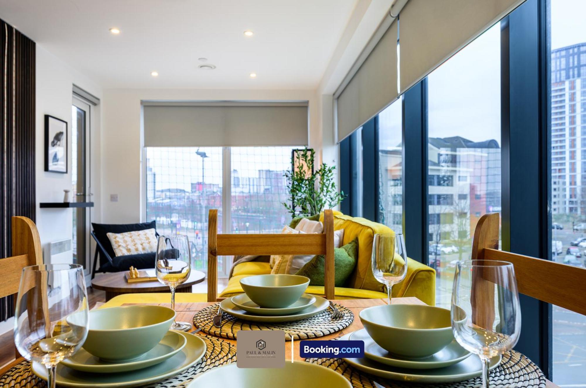 Modern 2 Bedroom By Paul & Malin Short Lets & Serviced Stretford With Free Parking & Gym Access Apartment Manchester