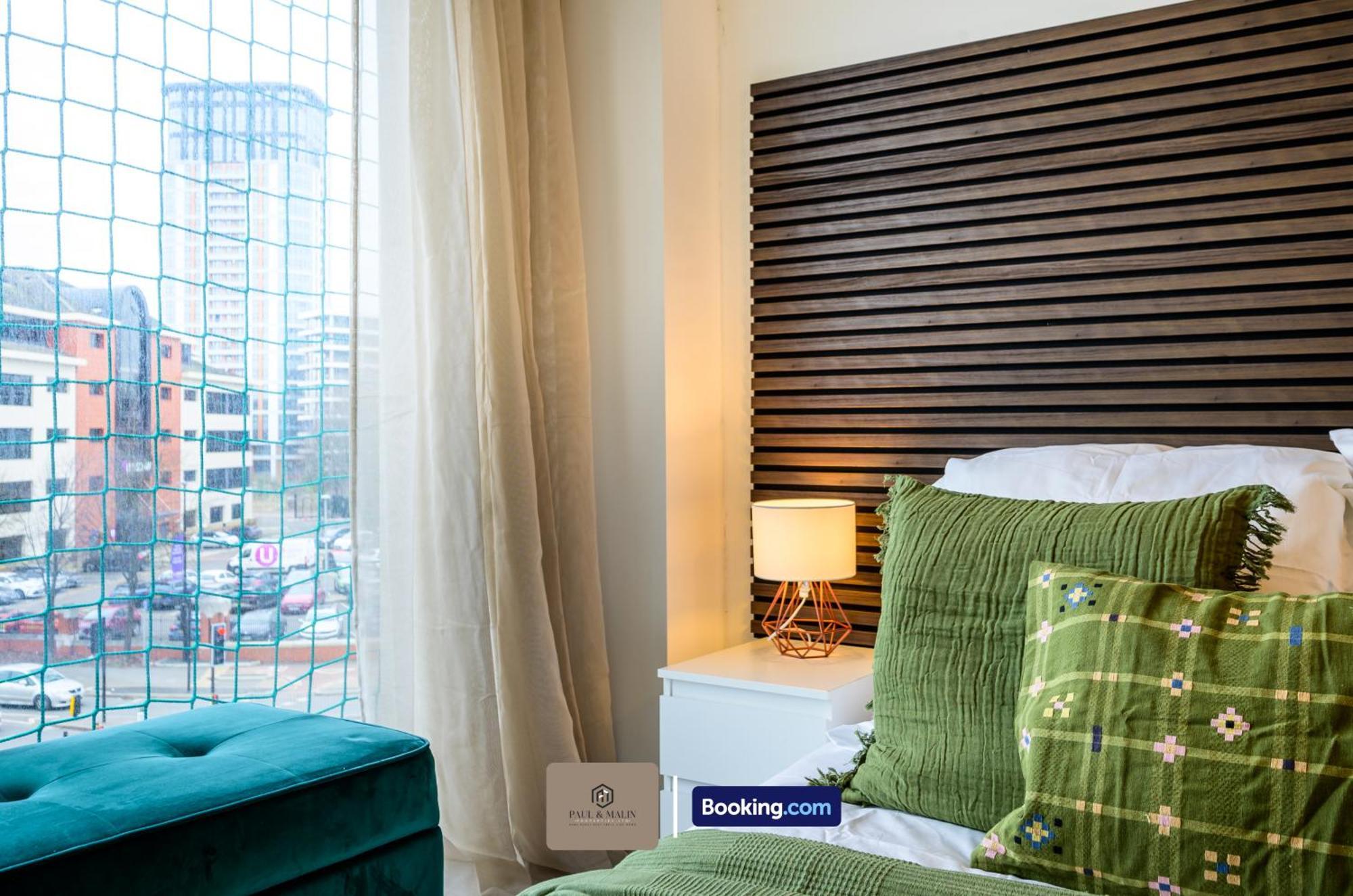 Modern 2 Bedroom By Paul & Malin Short Lets & Serviced Stretford With Free Parking & Gym Access Manchester