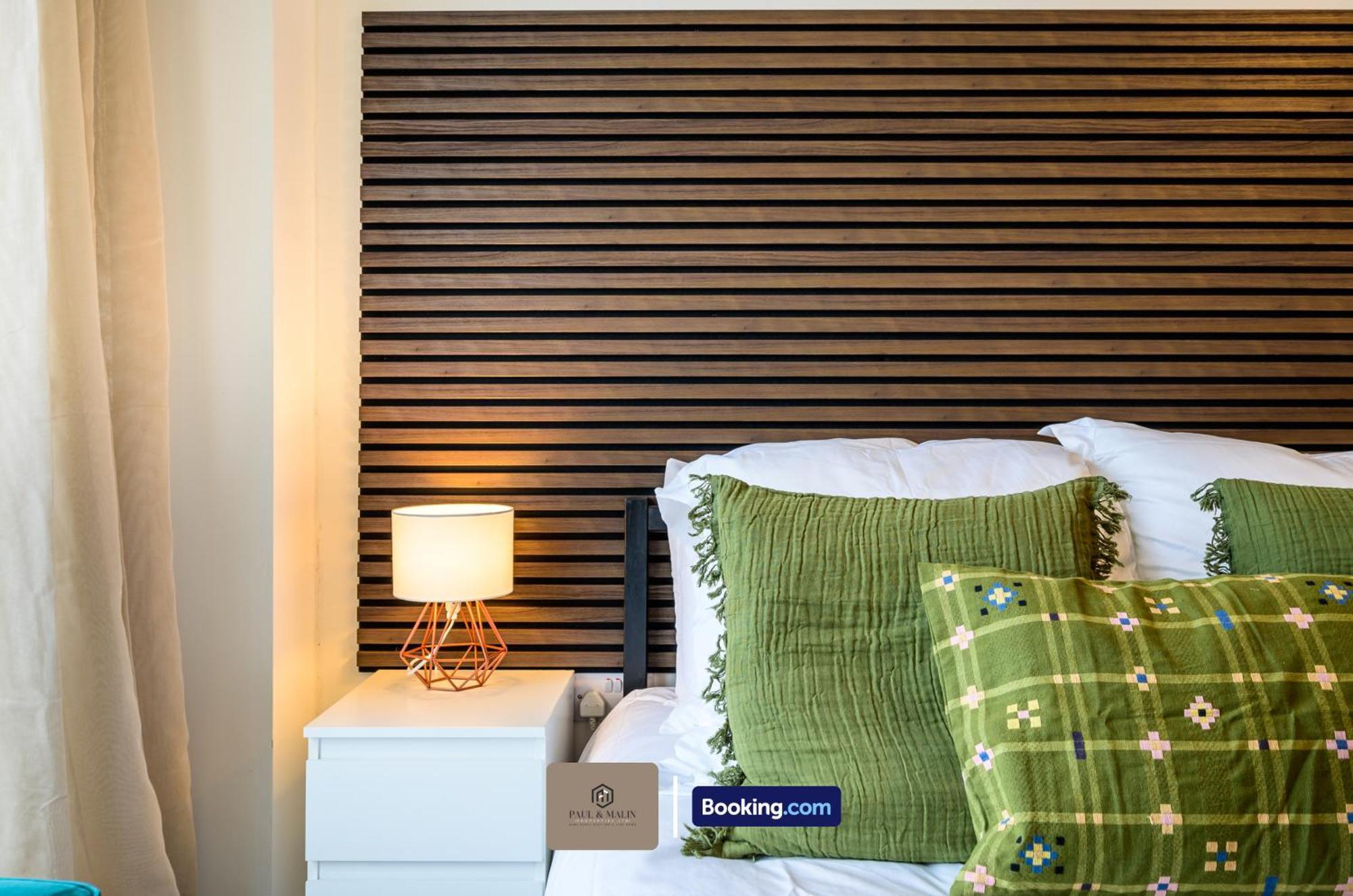 Modern 2 Bedroom By Paul & Malin Short Lets & Serviced Stretford With Free Parking & Gym Access