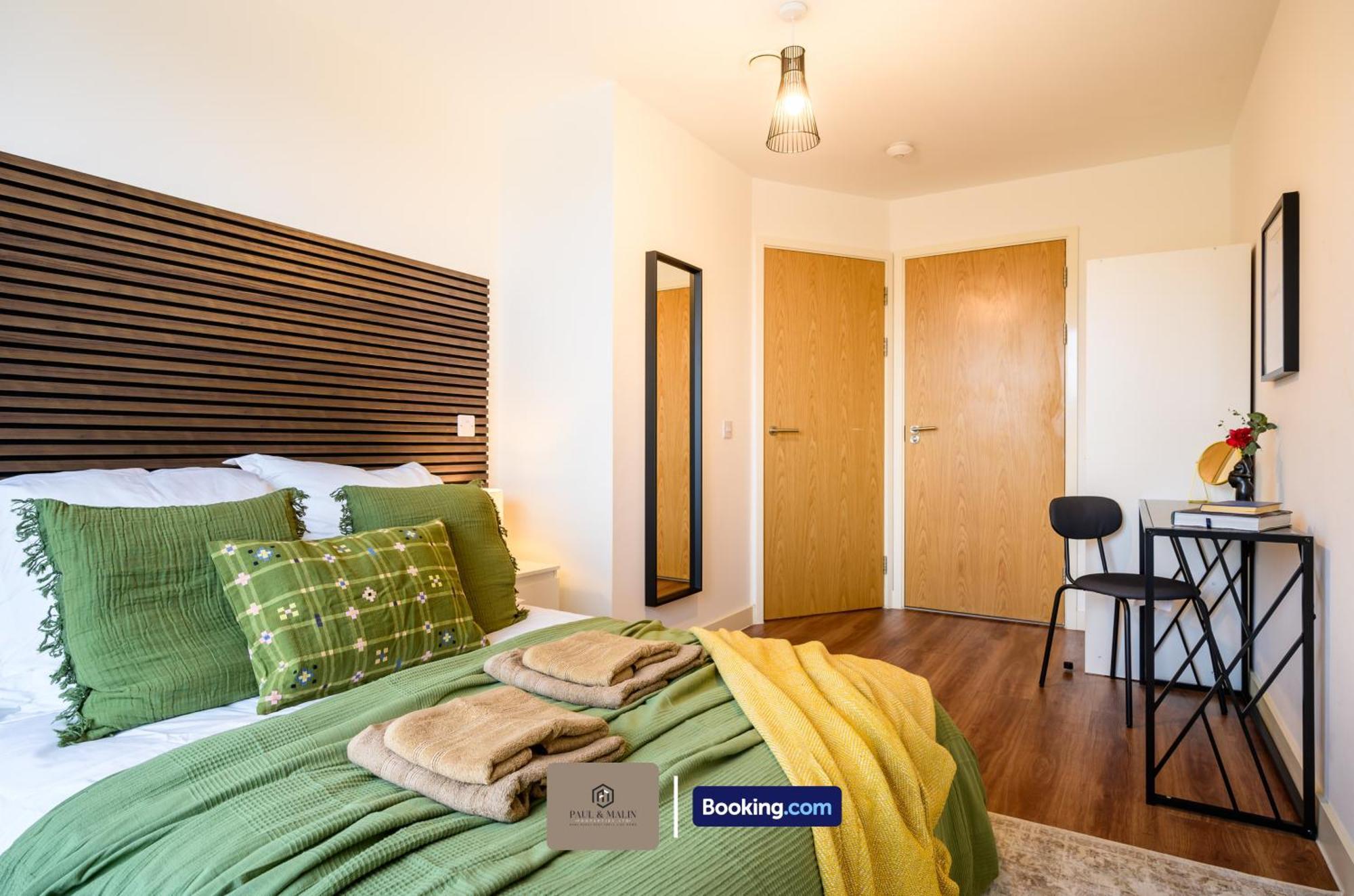 Modern 2 Bedroom By Paul & Malin Short Lets & Serviced Stretford With Free Parking & Gym Access Manchester