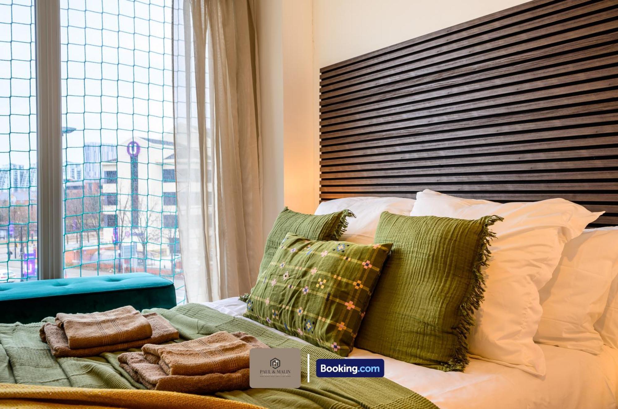 Modern 2 Bedroom By Paul & Malin Short Lets & Serviced Stretford With Free Parking & Gym Access