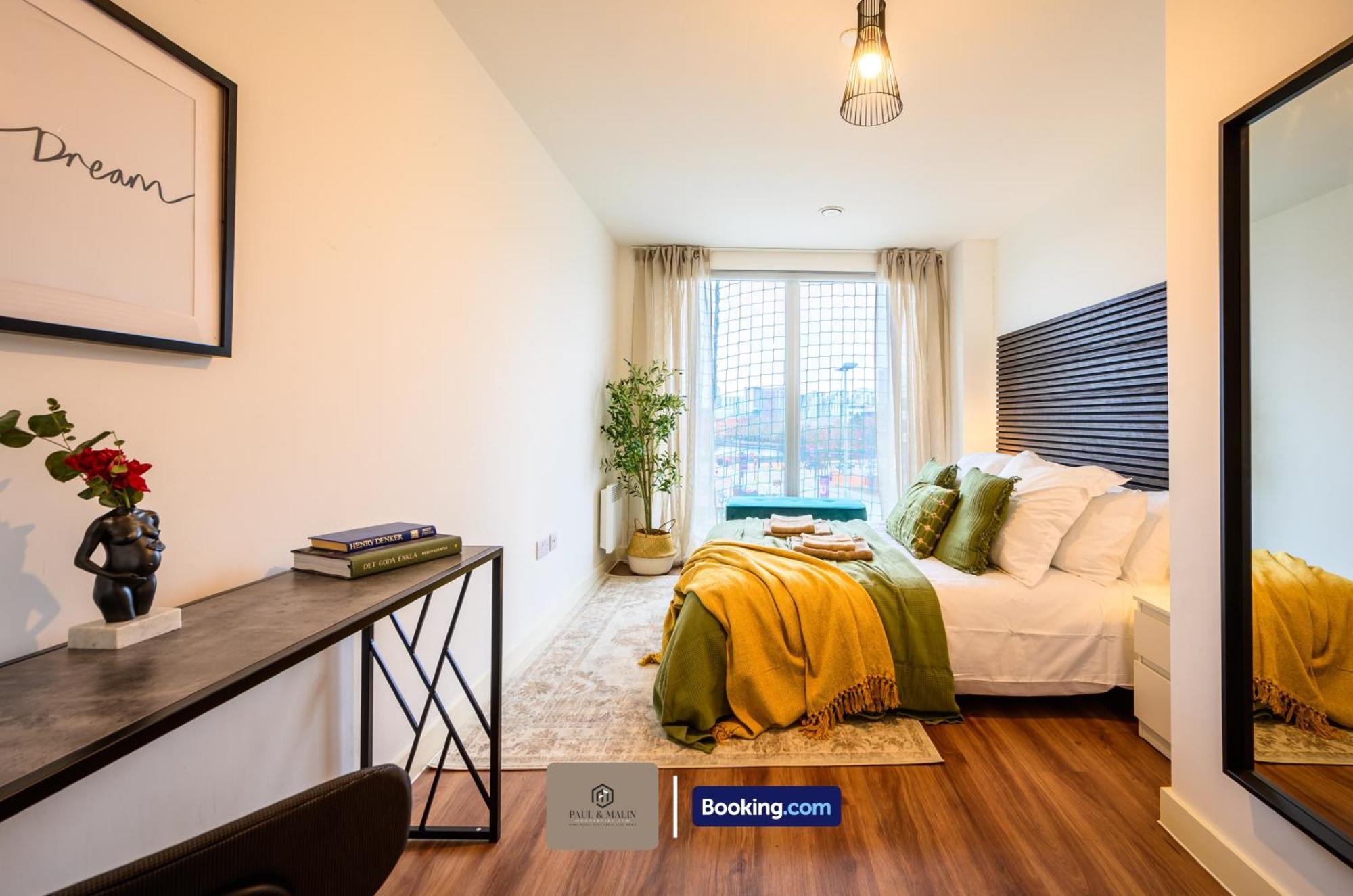Apartment Modern 2 Bedroom By Paul & Malin Short Lets & Serviced Stretford With Free Parking & Gym Access Manchester