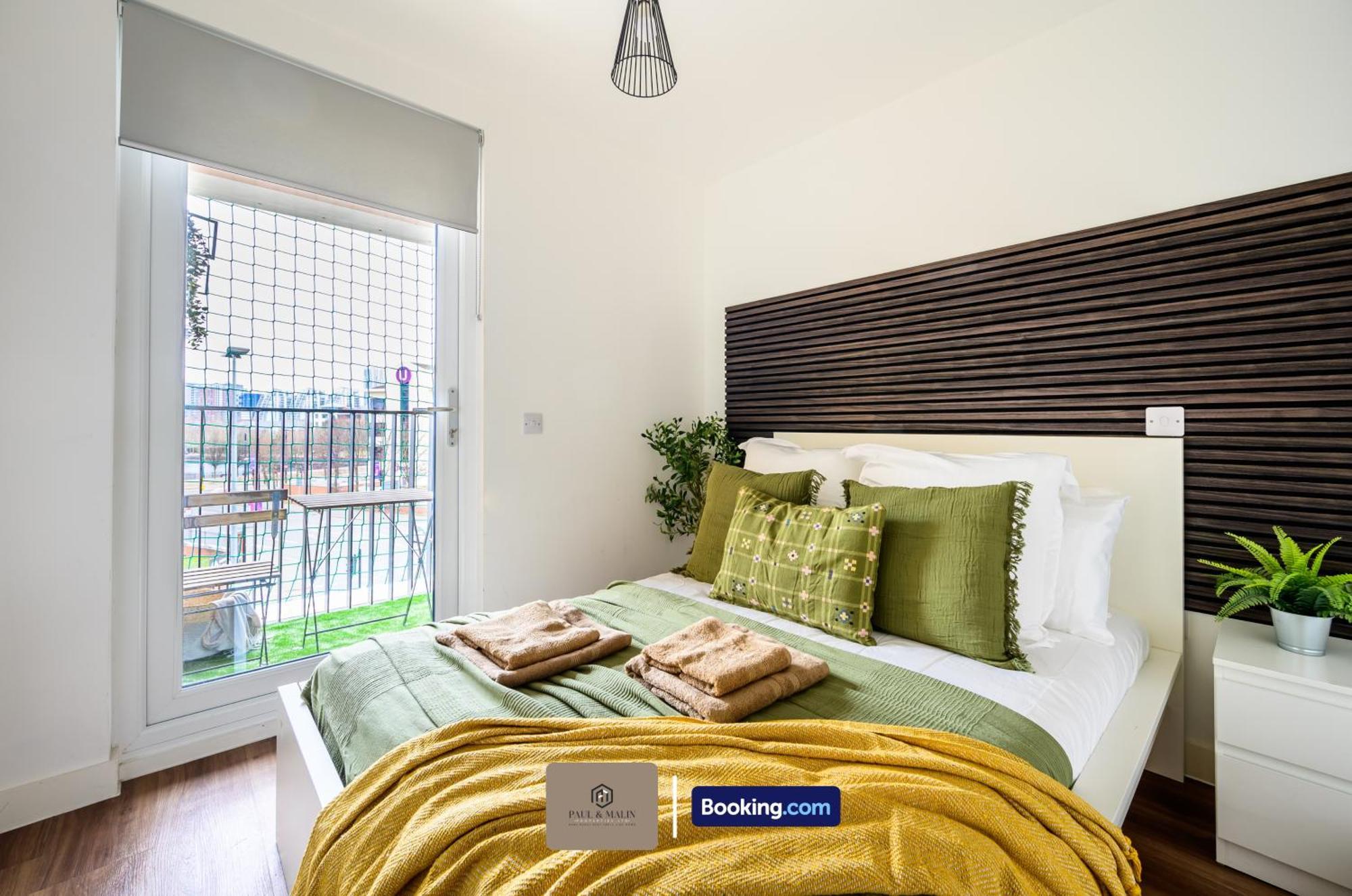 Modern 2 Bedroom By Paul & Malin Short Lets & Serviced Stretford With Free Parking & Gym Access * Manchester