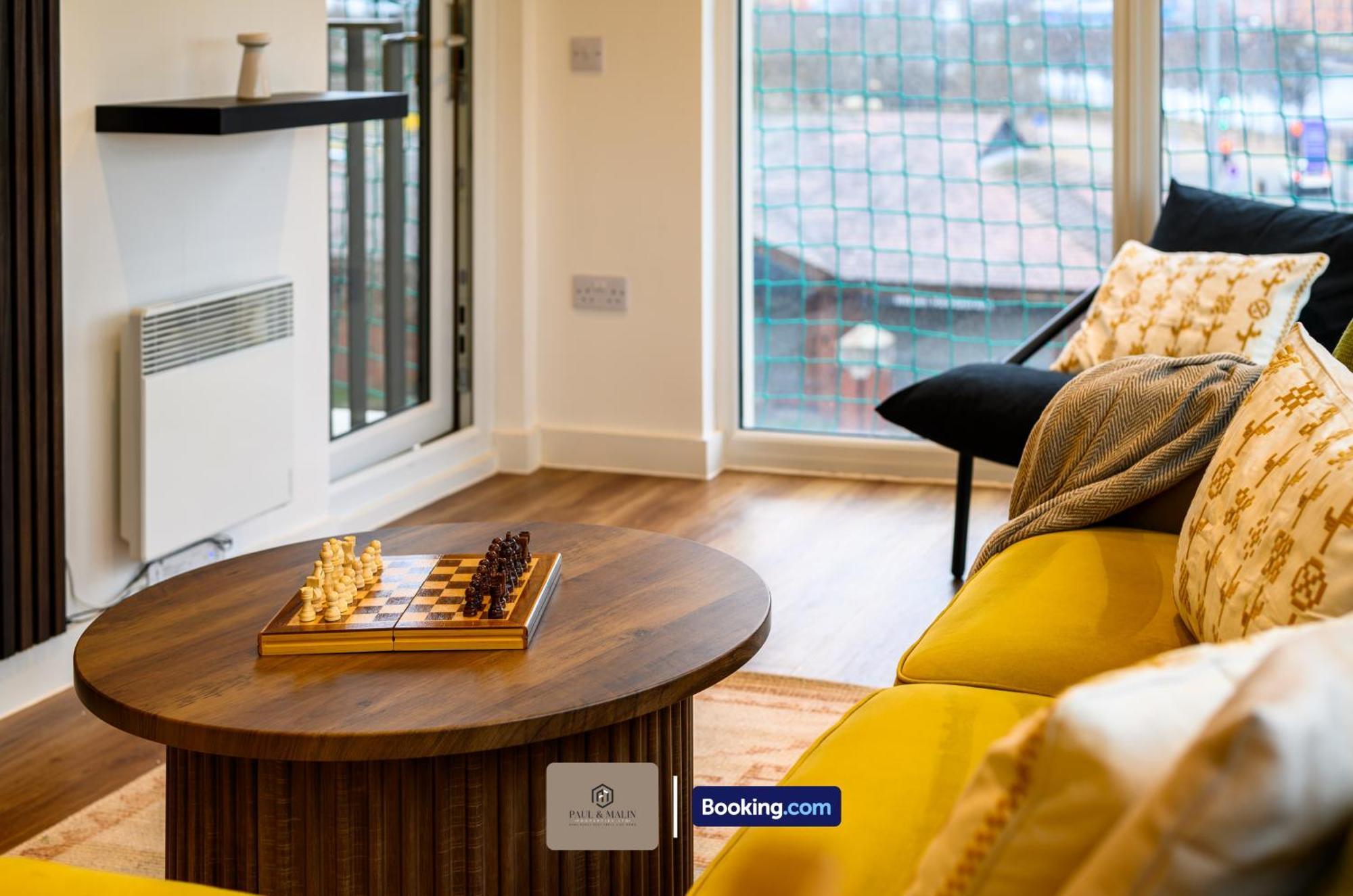 Modern 2 Bedroom By Paul & Malin Short Lets & Serviced Stretford With Free Parking & Gym Access Apartment