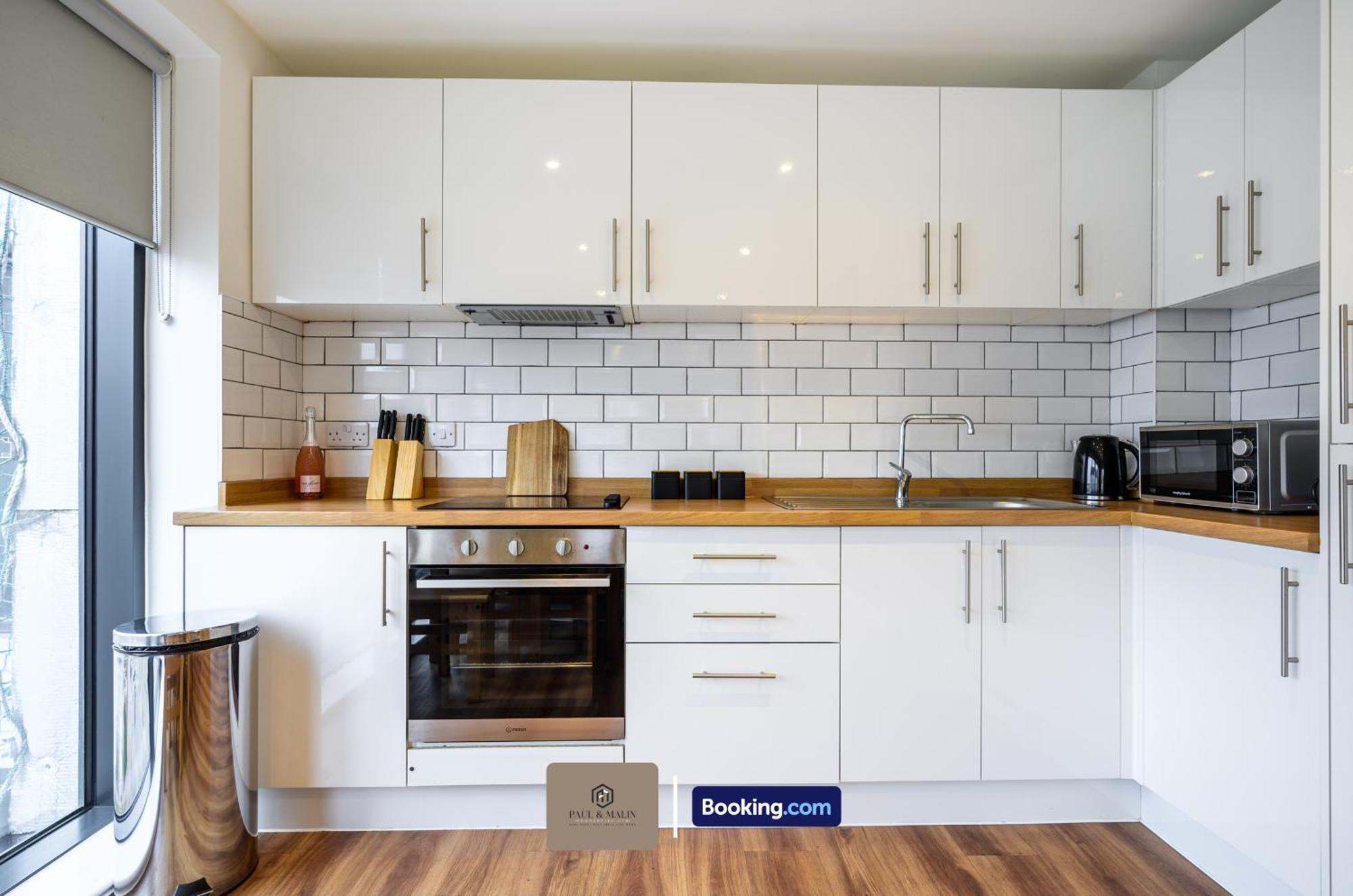 Modern 2 Bedroom By Paul & Malin Short Lets & Serviced Stretford With Free Parking & Gym Access * Manchester