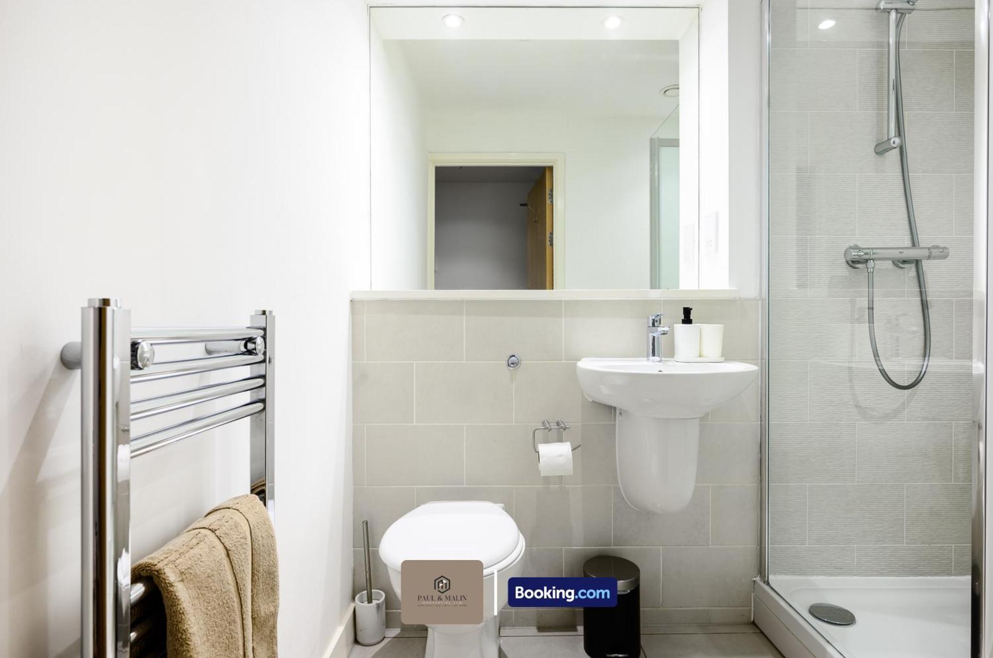 Modern 2 Bedroom By Paul & Malin Short Lets & Serviced Stretford With Free Parking & Gym Access *